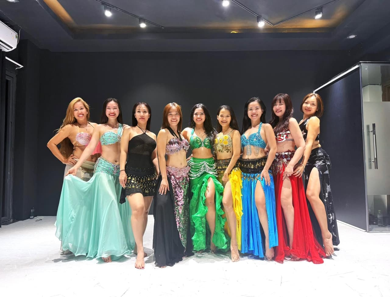 Buổi tập hợp nhóm — đủ sắc màu trang phục