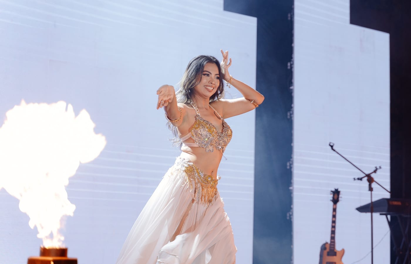 Nikky biểu diễn cùng hiệu ứng lửa
